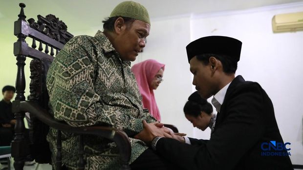 Sepasang calon pengantin Azril 24 tahun dan Julia 23 tahun menjalani prosesi janji nikah di KUA Tebet, Jakarta, Jumat, (17/7/2026). (CNBC Indonesia/Muhammad Sabki)