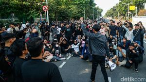 Suasana Aksi Mahasiswa di Jalan Medan Merdeka Selatan