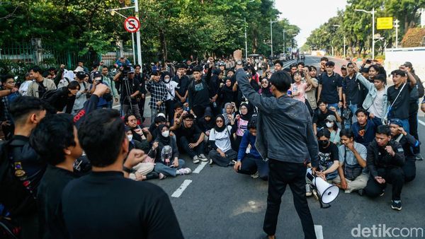 Suasana Aksi Mahasiswa di Jalan Medan Merdeka Selatan