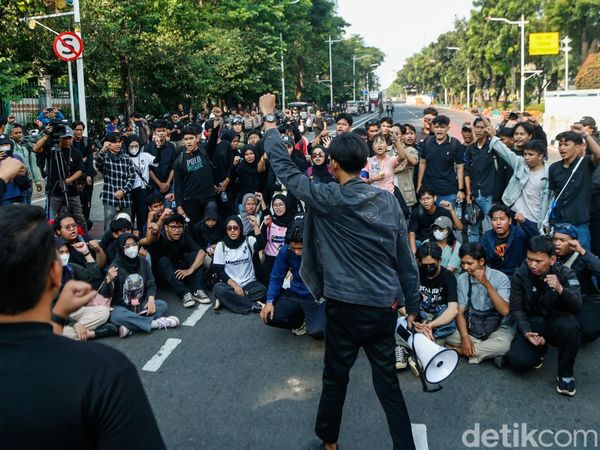 Suasana Aksi Mahasiswa di Jalan Medan Merdeka Selatan