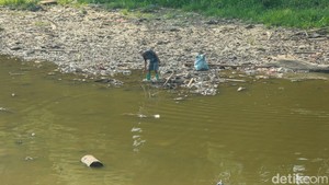 Sungai Bekasi Mengering, Warga Manfaatkan untuk Mencari Ikan