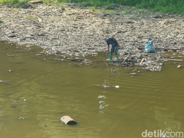 Sungai Bekasi Mengering, Warga Manfaatkan untuk Mencari Ikan