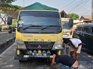 Pemotor Ngantuk Jatuh di Pantura Demak, Pembonceng Tewas Tertabrak Truk
