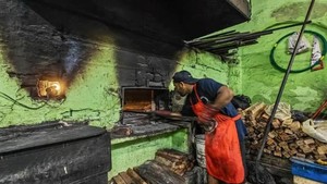 Antik! Toko Roti 106 Tahun Ini Masih Panggang Kue Pakai Oven Kayu