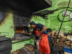 Antik! Toko Roti 106 Tahun Ini Masih Panggang Kue Pakai Oven Kayu