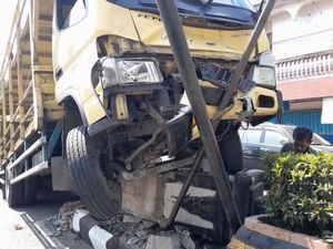 Terekam CCTV! Detik-detik Pak Ogah Ditabrak Truk di Demak hingga Terpental