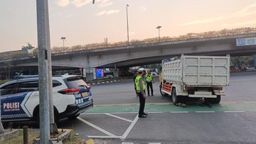 Hati-hati Ada Truk Pecah Ban di Lampu Merah Tomang Jakbar