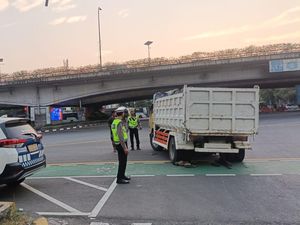 Hati-hati Ada Truk Pecah Ban di Lampu Merah Tomang Jakbar