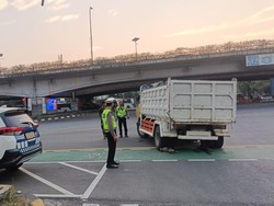 Hati-hati Ada Truk Pecah Ban di Lampu Merah Tomang Jakbar