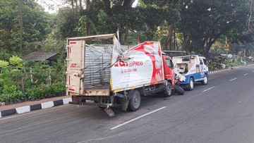 Hindari Mobil Putar Balik, Truk Ekspedisi Terguling di Jalan Raya Bogor
