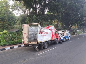 Hindari Mobil Putar Balik, Truk Ekspedisi Terguling di Jalan Raya Bogor