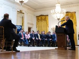 Trump Geram Operator Teleprompter Pasang Taruhan Isi Pidatonya