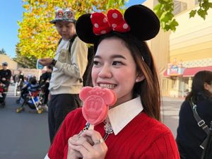 Ummi Quary Liburan ke Jepang, Kulineran di Disneyland hingga Makan Es Krim