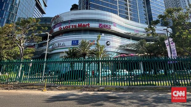 Viral Sejumlah Mal Surabaya Mendadak Bangun Pagar Sejumlah mal di bawah Pakuwon Group di Surabaya mendadak melakukan pemasangan pagar mengelilingi areanya. Hal itu kemudian memicu perbincangan publik Surabaya di media sosial. Banyak warganet mengaitkan hal itu merupakan antisipasi isu lesunya ekonomi. Namun pengelola dengan tegas membantahnya.