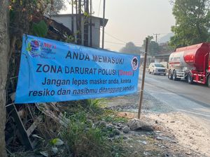 Protes Debu Kapur,  Warga Cipatat Pasang Spanduk Zona Darurat Polusi
