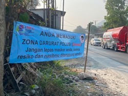 Protes Debu Kapur,  Warga Cipatat Pasang Spanduk Zona Darurat Polusi