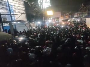 Motor Ditarik Paksa, Massa Ojol Geruduk Kantor Debt Collector di Kopo