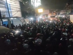Motor Ditarik Paksa, Massa Ojol Geruduk Kantor Debt Collector di Kopo