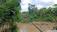 Pelajar di Kukar Seberangi Sungai Naik Kereta Gantung demi Sekolah