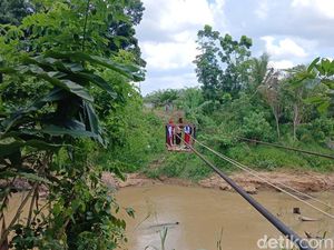 Potret Pelajar Bertaruh Nyawa Menyeberang Sungai Kukar