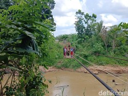 Potret Pelajar Bertaruh Nyawa Menyeberang Sungai Kukar