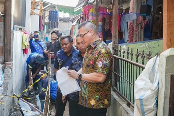 Kenneth DPRD DKI Bantu Anak Disabilitas Saat Tinjau Proyek Saluran Air di Jakbar