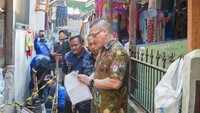 Kenneth DPRD DKI Bantu Anak Disabilitas Saat Tinjau Proyek Saluran Air di Jakbar