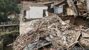 Diterpa Longsor, Masjid hingga Rumah Warga di Gegerkalong Bandung Hancur