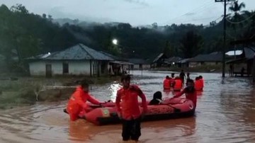 Hujan Deras Picu Banjir di Tapteng Sumut, 200 KK Terdampak
