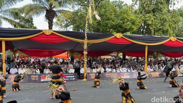 Foto: Warna-warni Busana Banyuwangi Ethno Carnival