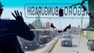 Video: Detik-detik Bus Lawan Arus Halangi Laju Ambulans di Lamongan
