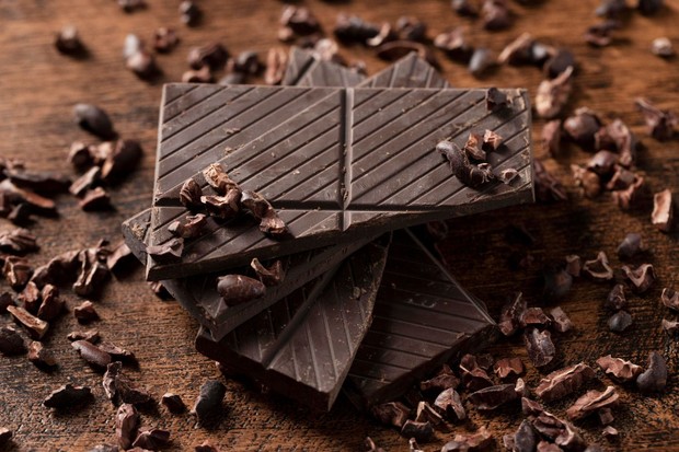 Cokelat hitam menjadi makanan yang wajib dikonsumsi saat menstruasi karena kaya magnesium dan antioksidan sehingga dapat membantu meredakan kram sekaligus memperbaiki suasana hati.