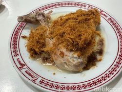 Nyamm! Resto Ini Punya Ayam Pop Abon dan Ayam Goreng Bawang Putih Sedap