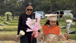 Gewa Lulus TK, Mutia Ayu Ajak ke Makam Glenn Fredly: Ayah Datang ke Mimpi Ya