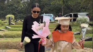 Gewa Lulus TK, Mutia Ayu Ajak ke Makam Glenn Fredly: Ayah Datang ke Mimpi Ya