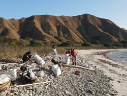 Padar Heritage Conservation Puji Turis Asing Jaga Kebersihan Pulau Padar