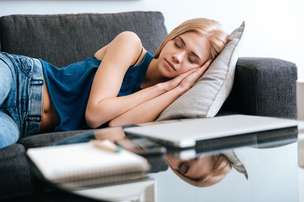 Istirahat di siang hari, salah satu kebiasaan orang Spanyol/Foto: Magnific.com/drobotdean Salah satu kebiasaan orang Spanyol yang mendukung kesehatan adalah budaya siesta, yaitu tidur siang singkat untuk memulihkan energi, meningkatkan fokus, dan menjaga keseimbangan tubuh.