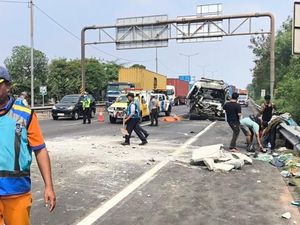 Kecelakaan Beruntun 6 Kendaraan di Tol Bintara Arah Cakung, 1 Orang Tewas