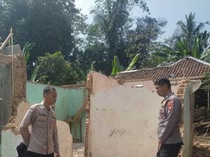 Tertipu Sultan Gadungan, Warga Garut Nekat Robohkan Rumah