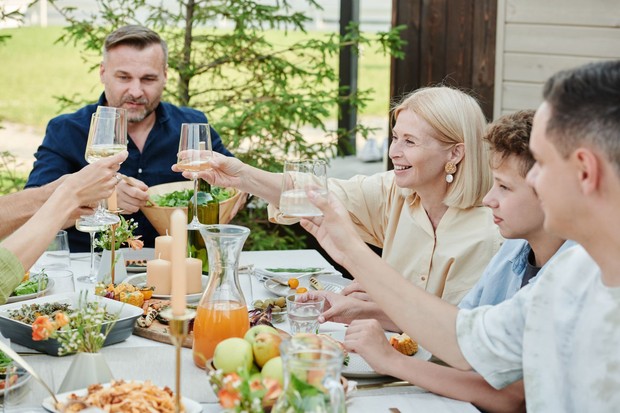 Menikmati waktu bersama setelah makan, salah satu kebiasaan orang Spanyol/Foto: Pexels.com/Julia M Cameron Salah satu kebiasaan orang Spanyol yang mendukung kesehatan adalah budaya sobremesa, yaitu menikmati waktu berbincang setelah makan untuk mengurangi stres sekaligus mempererat hubungan sosial.