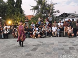 60 Anak Ramaikan Fashion Show Endek Buleleng di Titik Nol Singaraja