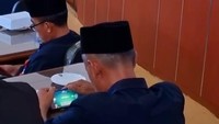 Terungkap Game Online yang Dimainkan Camat Madiun di Rapat DPRD
