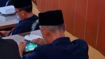 Viral Pejabat Main Game saat Rapat Paripurna DPRD Madiun Ternyata Camat
