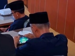 Inspektorat Bakal Sanksi Camat Madiun yang Main Game di Rapat Paripurna