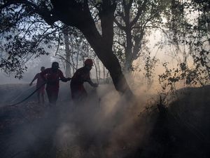 Manggala Agni dan Helikopter BNPB Padamkan Kebakaran Lahan