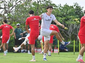 Striker Timnas Mitchell Baker Tingginya 196 Cm, Apa yang Bikin Anak Tumbuh Menjulang?