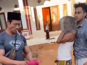 Viral Momen Penangkapan Pemerkosa Anak Tiri di Sampang