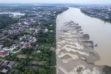 Kemarau Susutkan Debit Sungai Batanghari, Hamparan Pasir Bermunculan