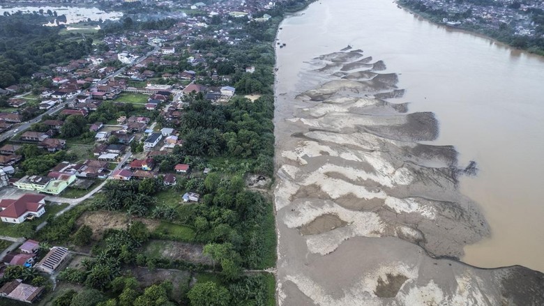 Debit Sungai Batanghari Menyusut Berpotensi Picu Krisis Air di Jambi