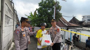Polisi Salurkan Bantuan untuk Korban Kebakaran di Lubuklinggau